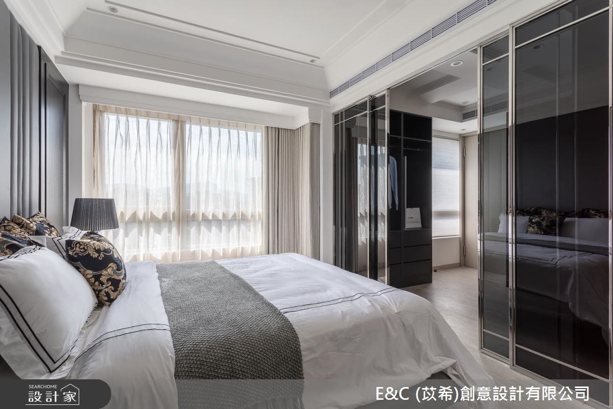 因為結構低矮、寬大的樑柱,32坪的中古屋形成了十字型