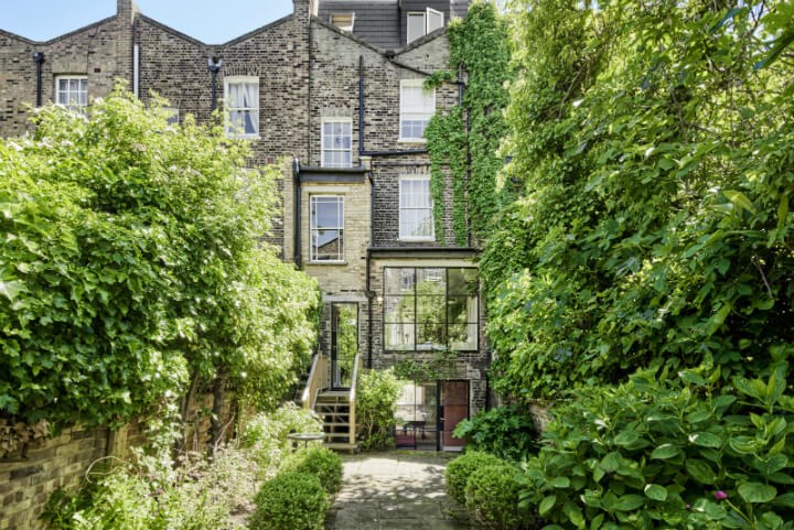 綠樹成蔭的美麗別墅位於巴恩斯伯里保護區 (Barnsbury 