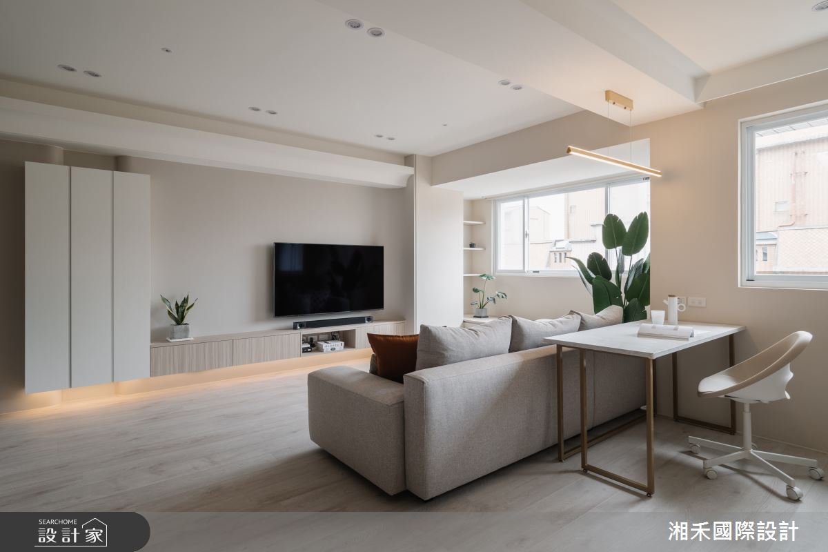 26坪老屋原本有採光、收納及梁柱過低問題，設計師將公
