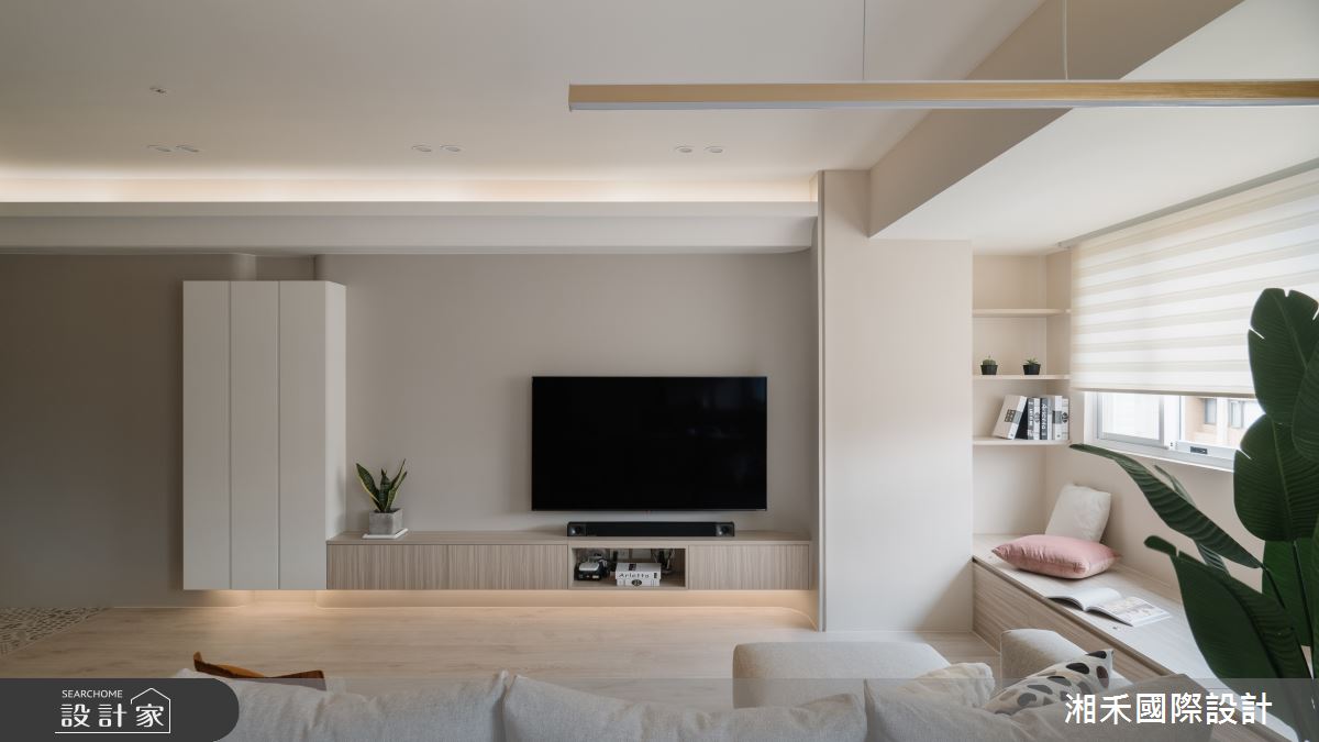 26坪老屋原本有採光、收納及梁柱過低問題，設計師將公