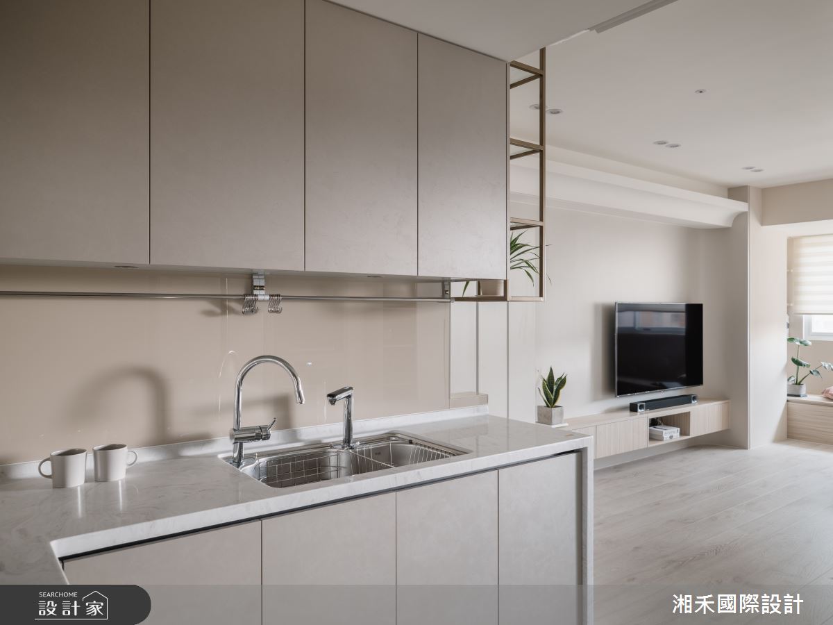 26坪老屋原本有採光、收納及梁柱過低問題，設計師將公