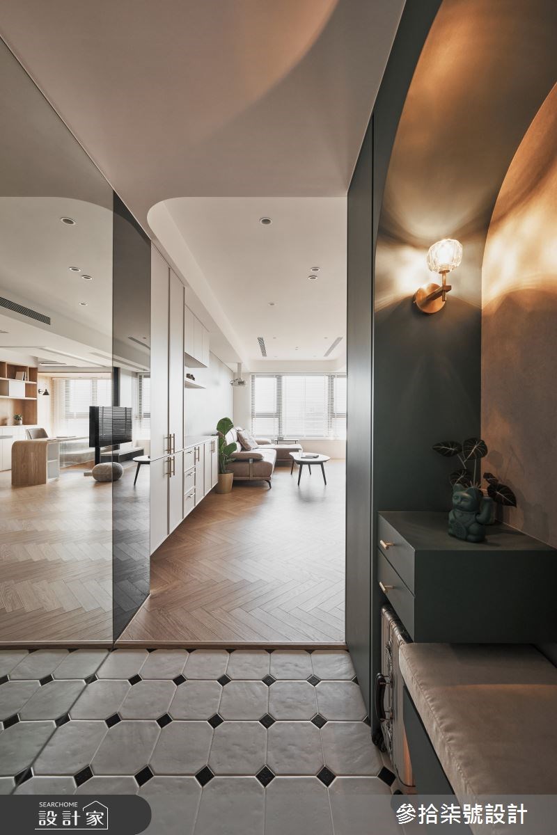 開放寬敞的客廳和書房，加上大幅投影布幕和吧檯用餐區