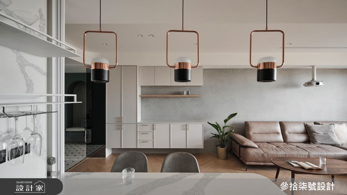 開放寬敞的客廳和書房，加上大幅投影布幕和吧檯用餐區