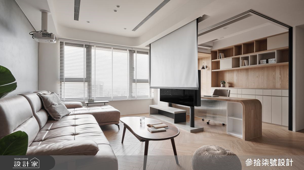 開放寬敞的客廳和書房，加上大幅投影布幕和吧檯用餐區