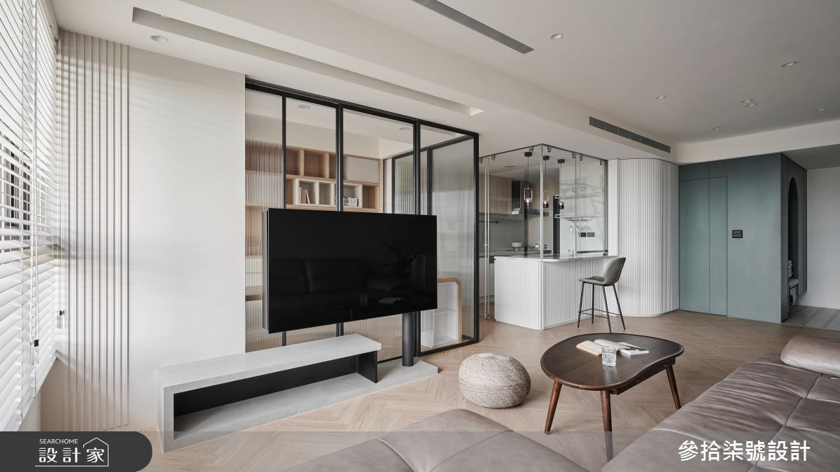 開放寬敞的客廳和書房，加上大幅投影布幕和吧檯用餐區