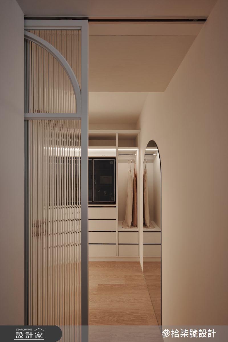 開放寬敞的客廳和書房，加上大幅投影布幕和吧檯用餐區