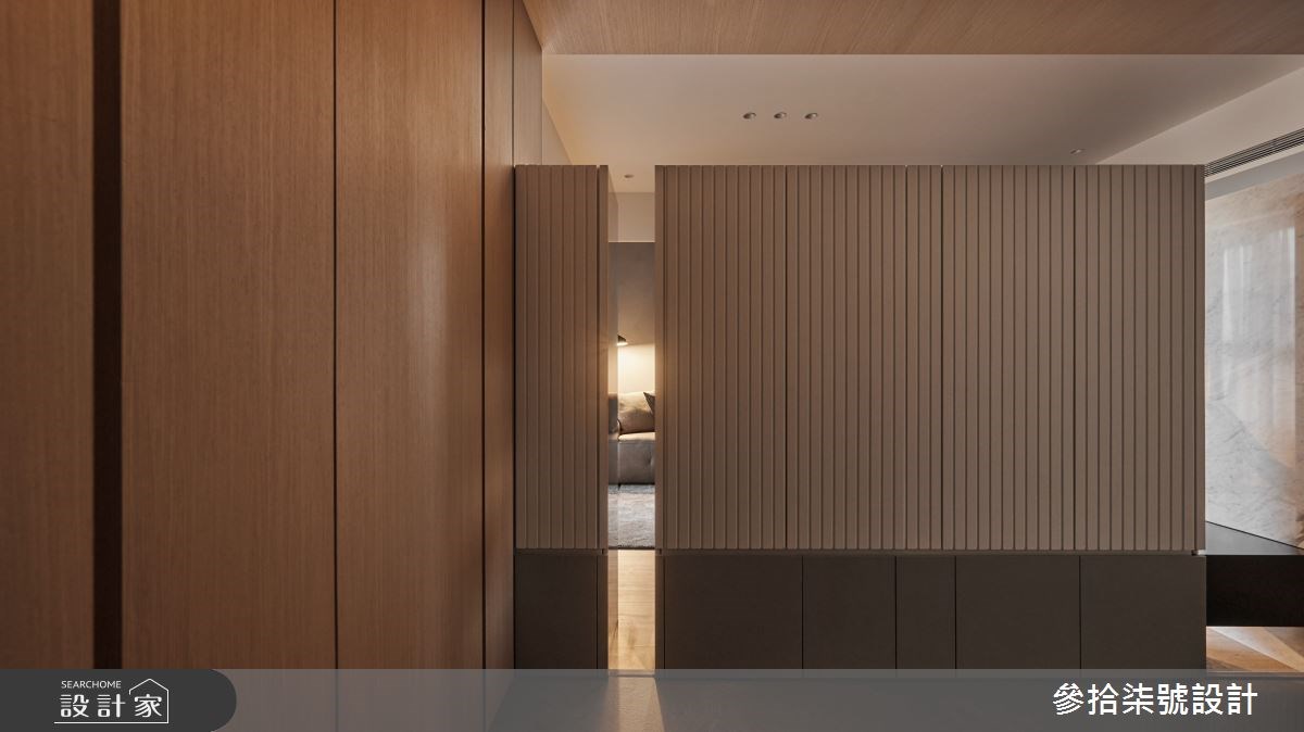 在這處 30 坪的現代風居所，設計師挹注豐富的生活機能