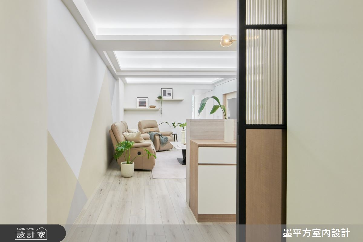 此案老屋屬於狹長格局，因屋況老舊面臨漏水、壁癌等窘