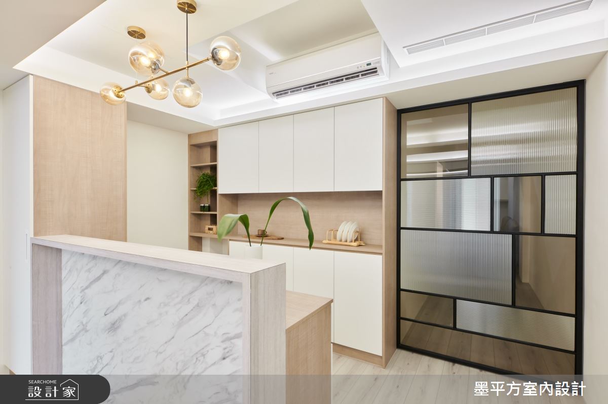 此案老屋屬於狹長格局，因屋況老舊面臨漏水、壁癌等窘