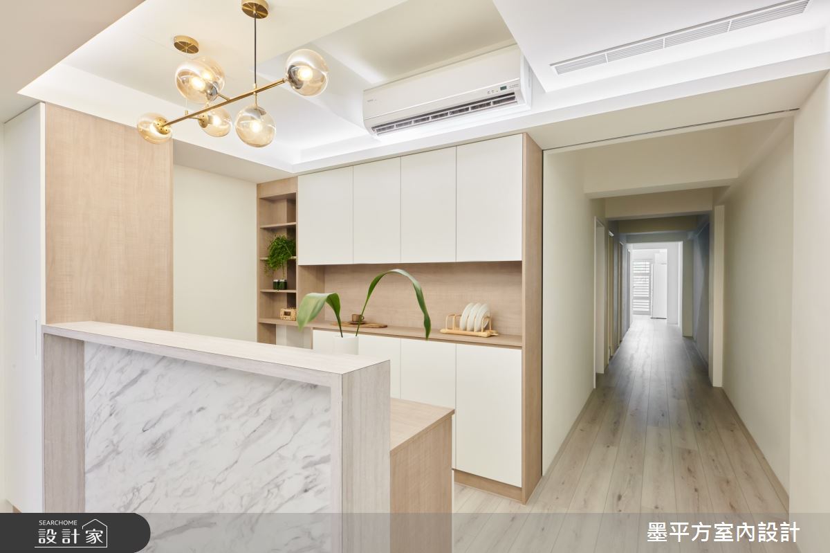 此案老屋屬於狹長格局，因屋況老舊面臨漏水、壁癌等窘