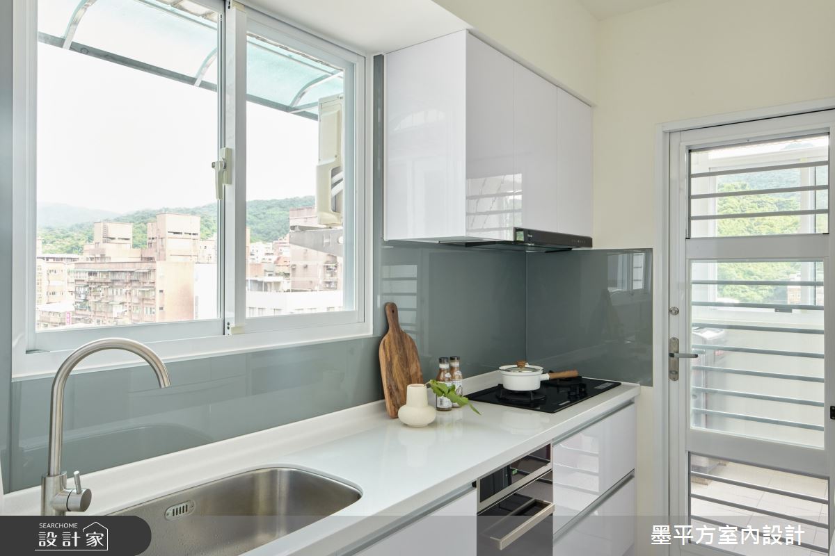 此案老屋屬於狹長格局，因屋況老舊面臨漏水、壁癌等窘