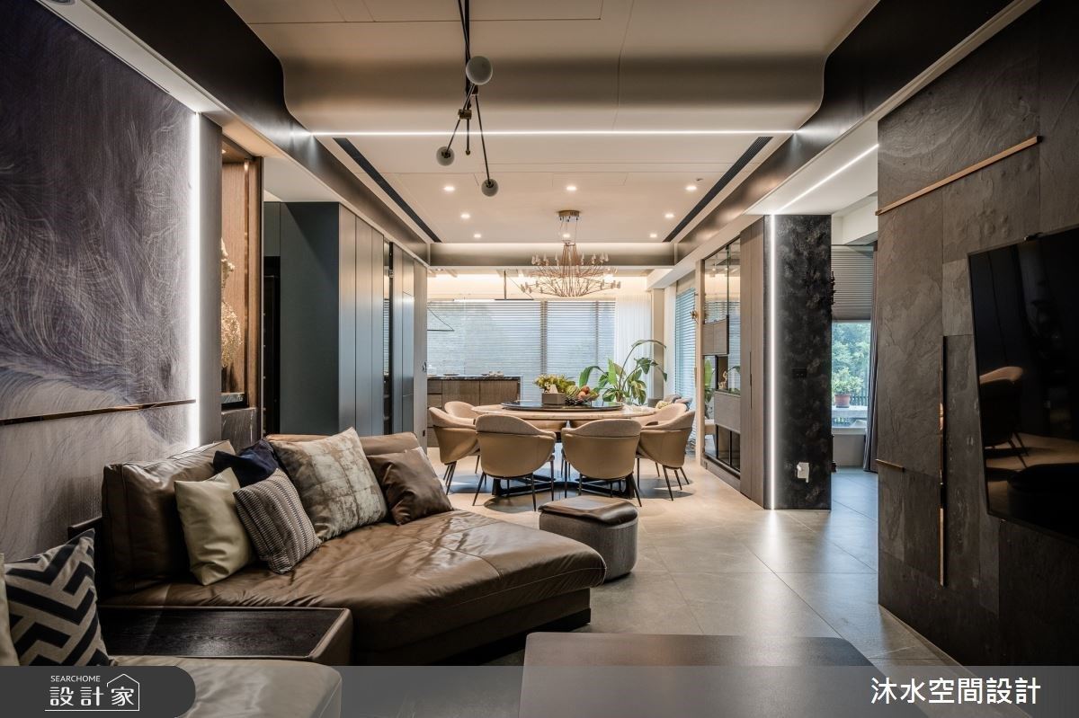 一樓客廳加入石材、繽紛壁紙及端景裝飾,襯托華麗迎賓質感。