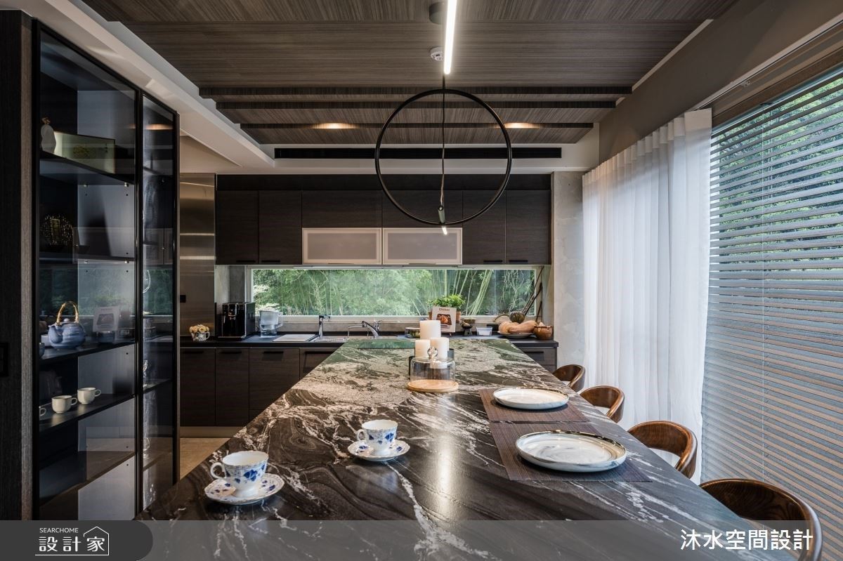 廚房增設大型中島吧檯,滿足多人用餐需求。