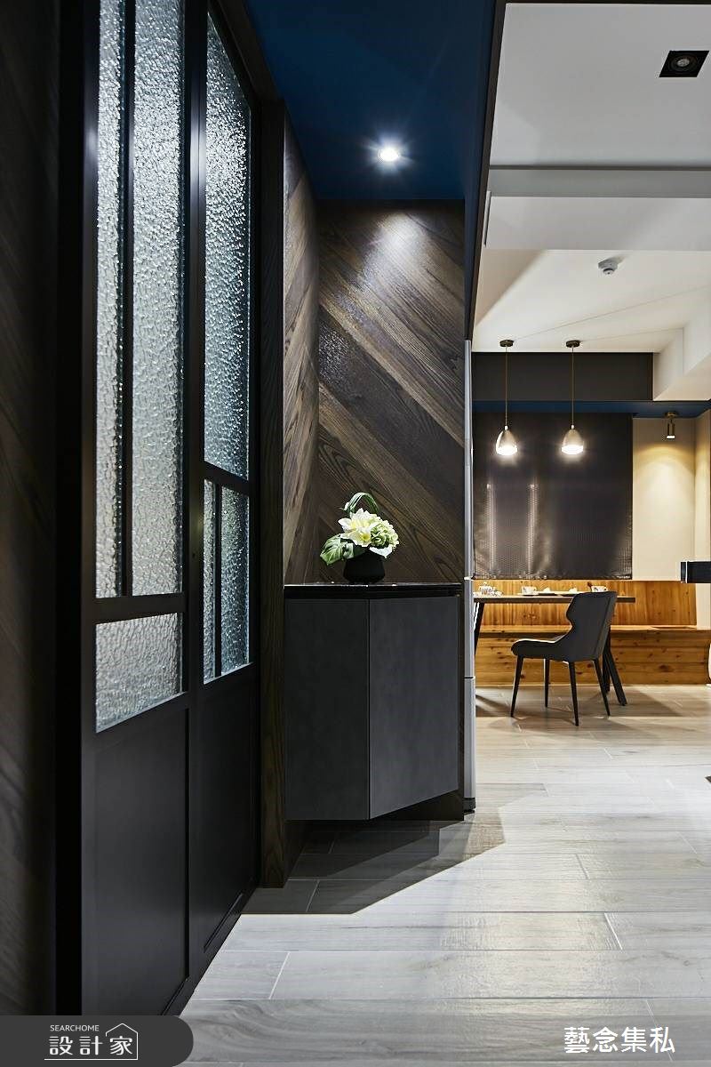 20坪老屋，因屋主常旅居國外年久失修，出現管線老舊、