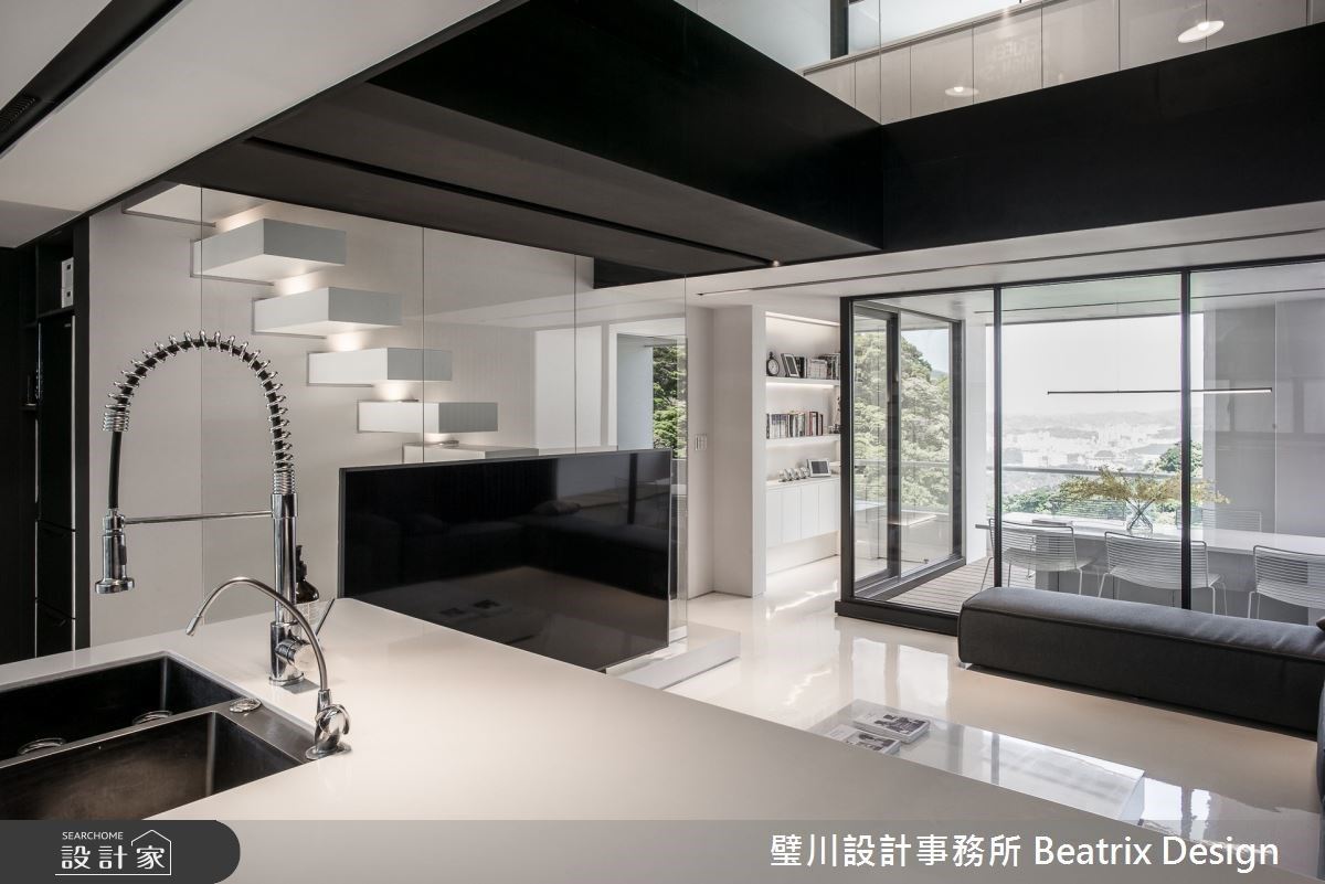 每天起床，俯瞰臺北盆地、眺望基隆嶼，是屋主 Jack 夫