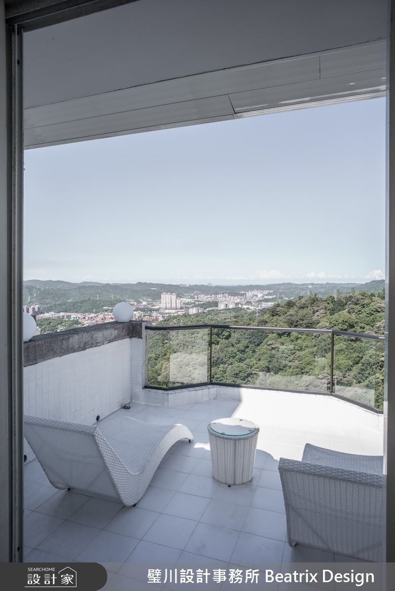 每天起床，俯瞰臺北盆地、眺望基隆嶼，是屋主 Jack 夫