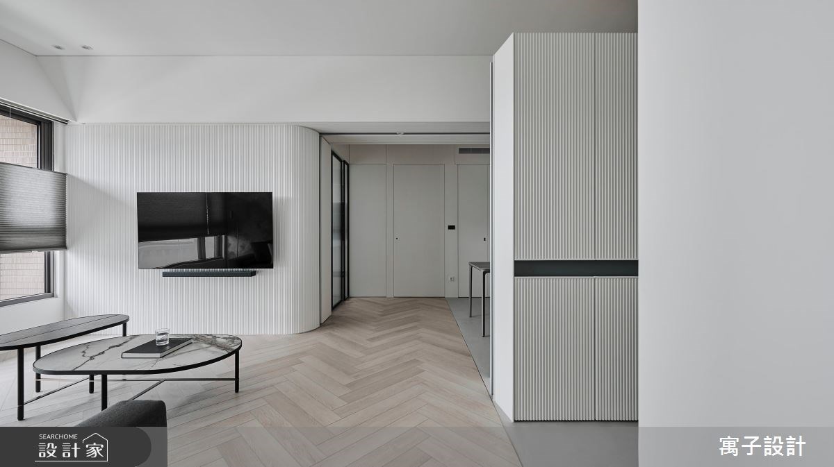 45 坪老屋坐擁舒適的採光和山景,設計師藉由簡潔沉靜