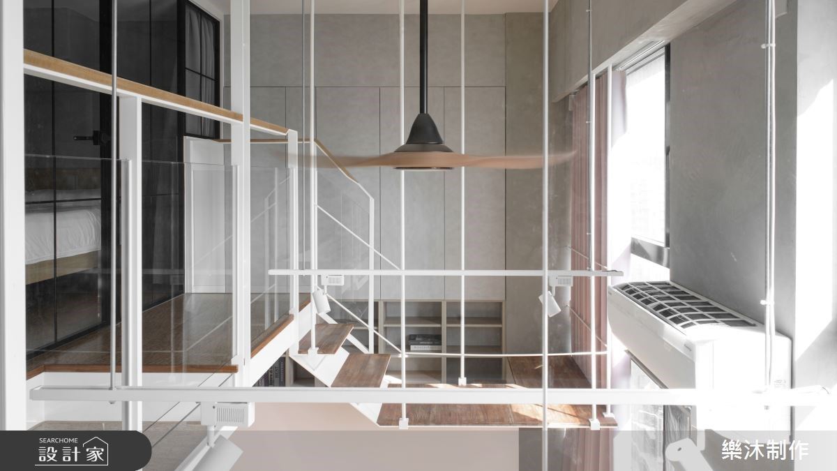 在14坪樓中樓中古屋翻新計畫裡，透過大量白色為基底，