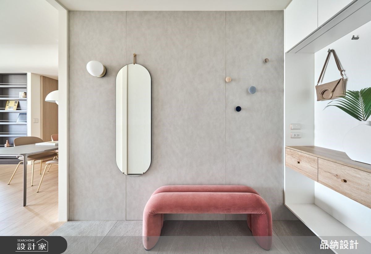 以低彩度灰調鋪敘全屋柔和氣氛,設計師以柔潤圓邊代替