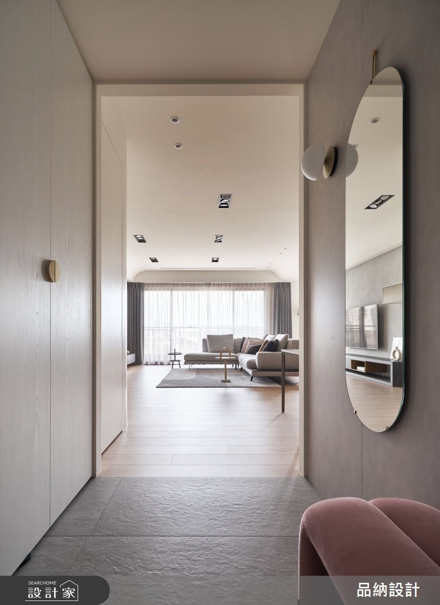 以低彩度灰調鋪敘全屋柔和氣氛,設計師以柔潤圓邊代替