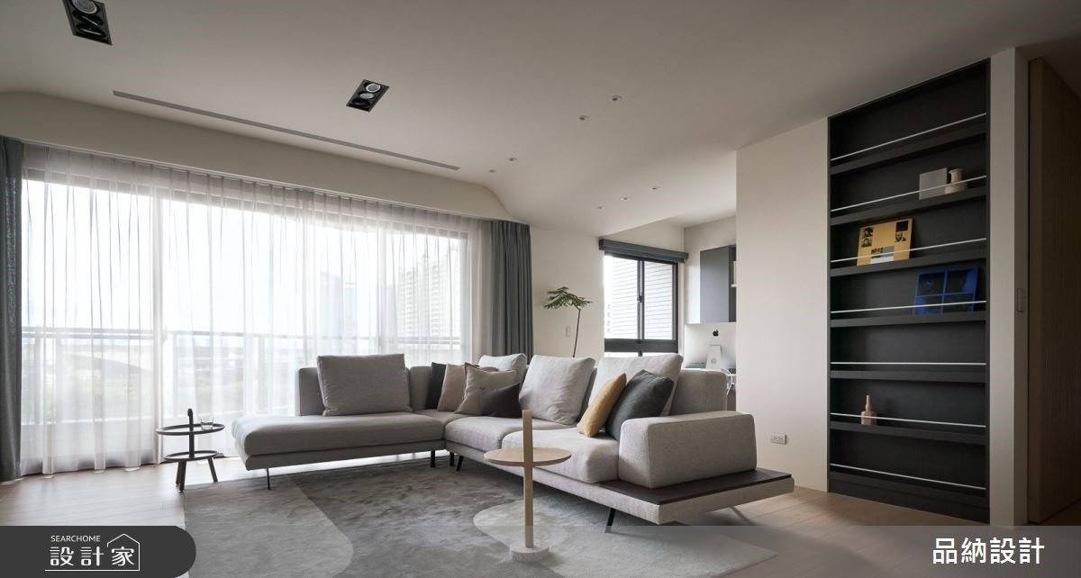 以低彩度灰調鋪敘全屋柔和氣氛,設計師以柔潤圓邊代替