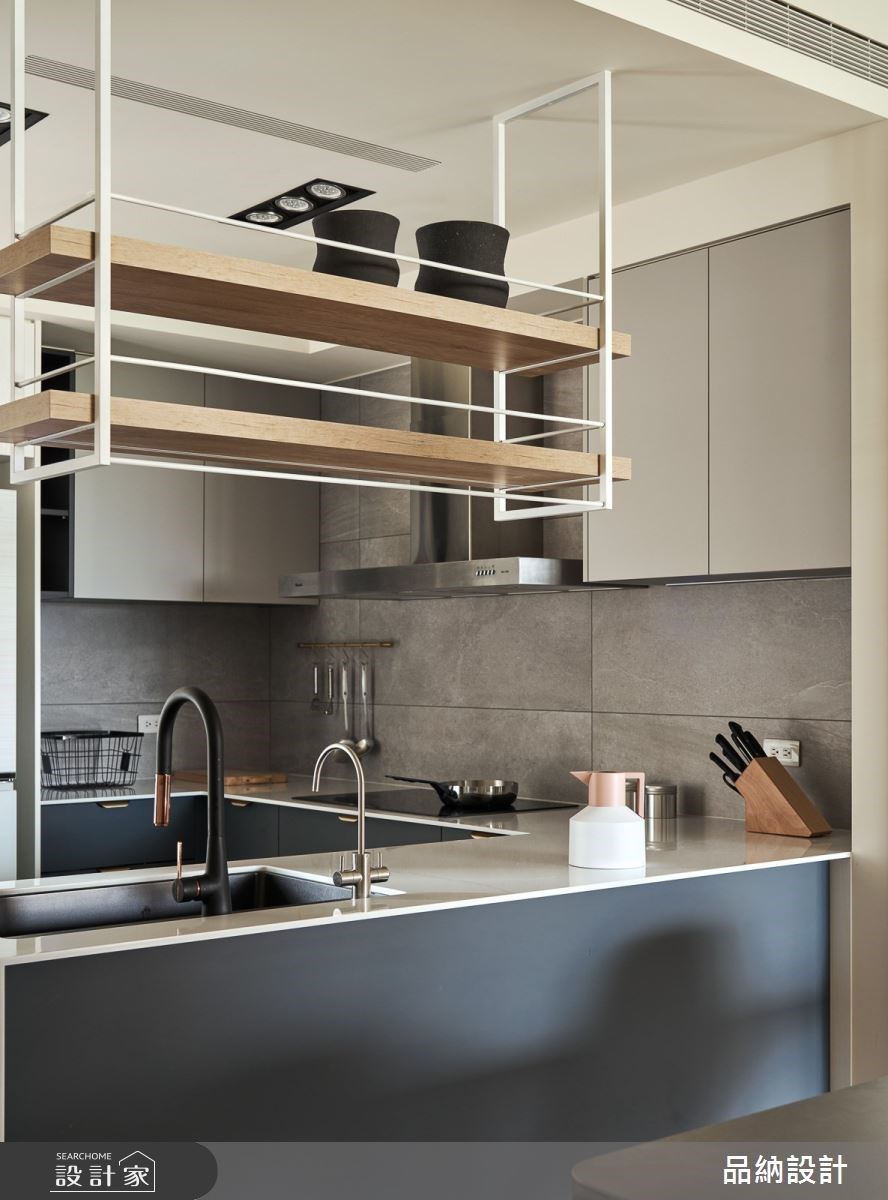 以低彩度灰調鋪敘全屋柔和氣氛,設計師以柔潤圓邊代替