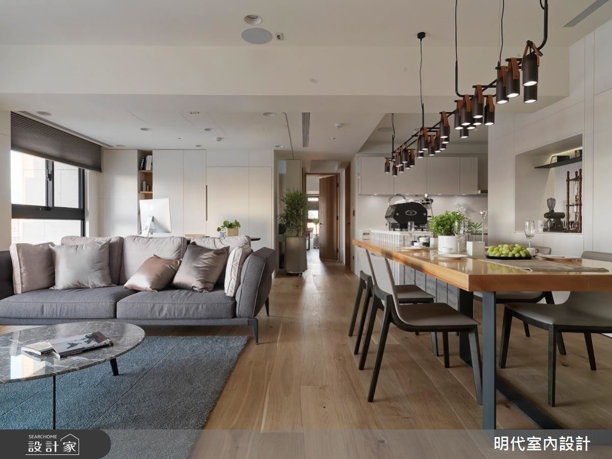 以溫潤木質與純淨白鋪敘全屋,穿過半落地窗灑進屋內的