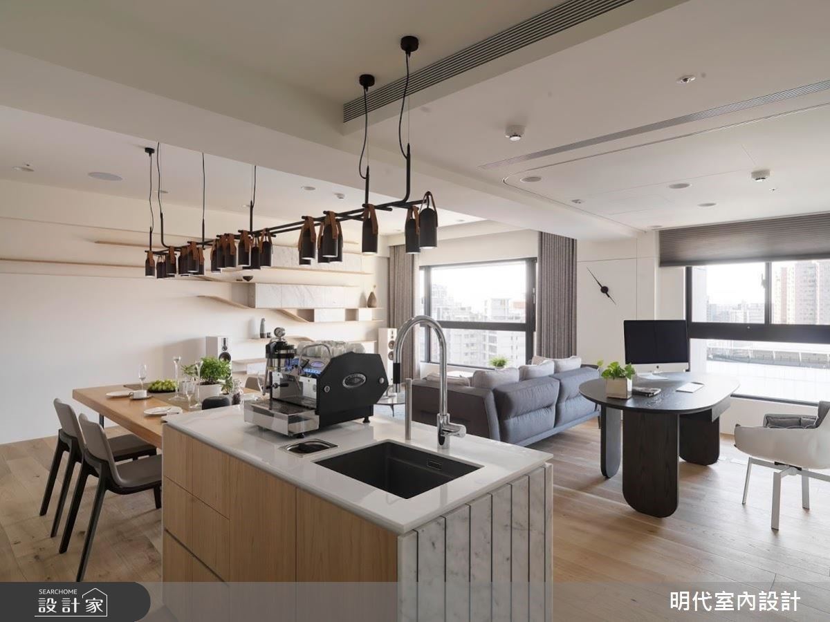 以溫潤木質與純淨白鋪敘全屋,穿過半落地窗灑進屋內的