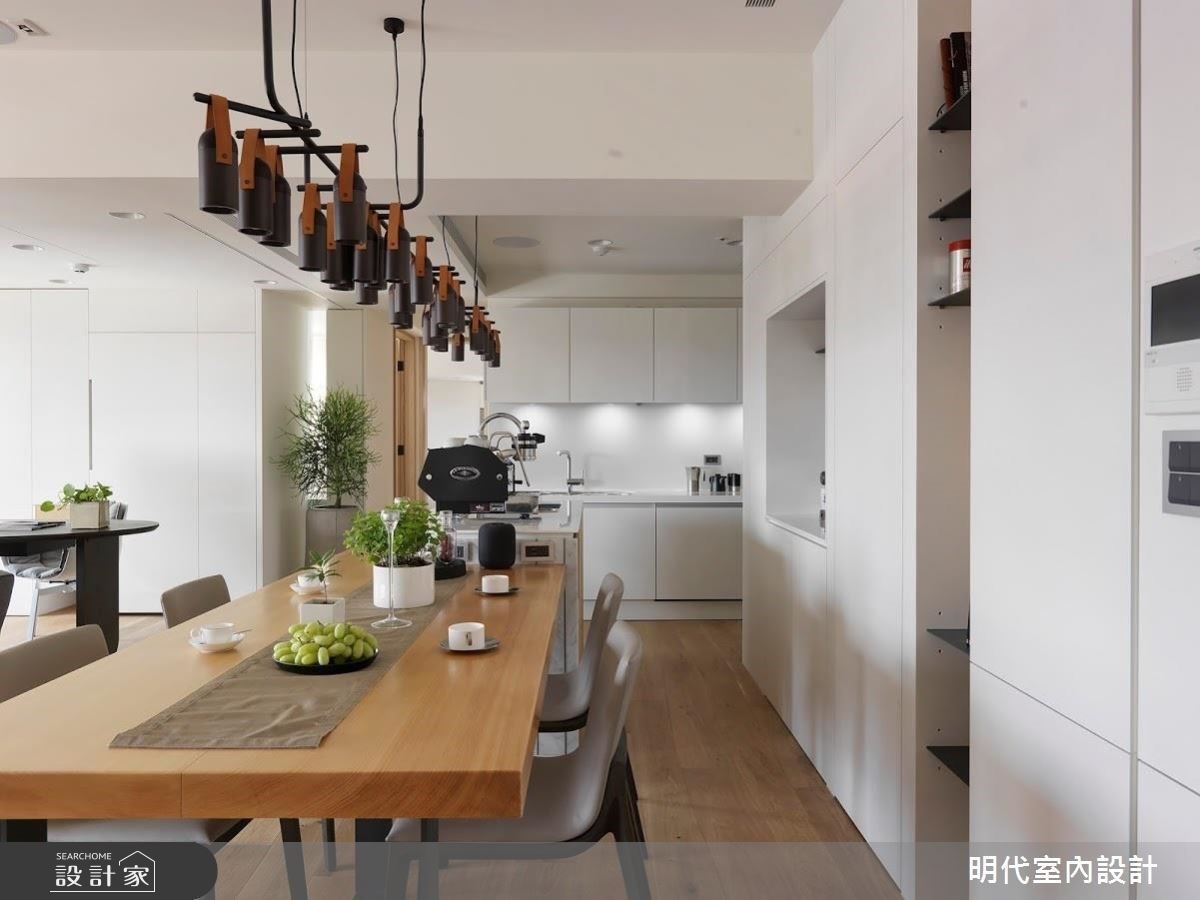 以溫潤木質與純淨白鋪敘全屋,穿過半落地窗灑進屋內的