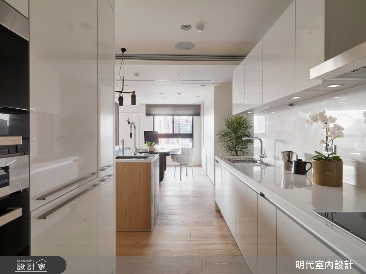 以溫潤木質與純淨白鋪敘全屋,穿過半落地窗灑進屋內的