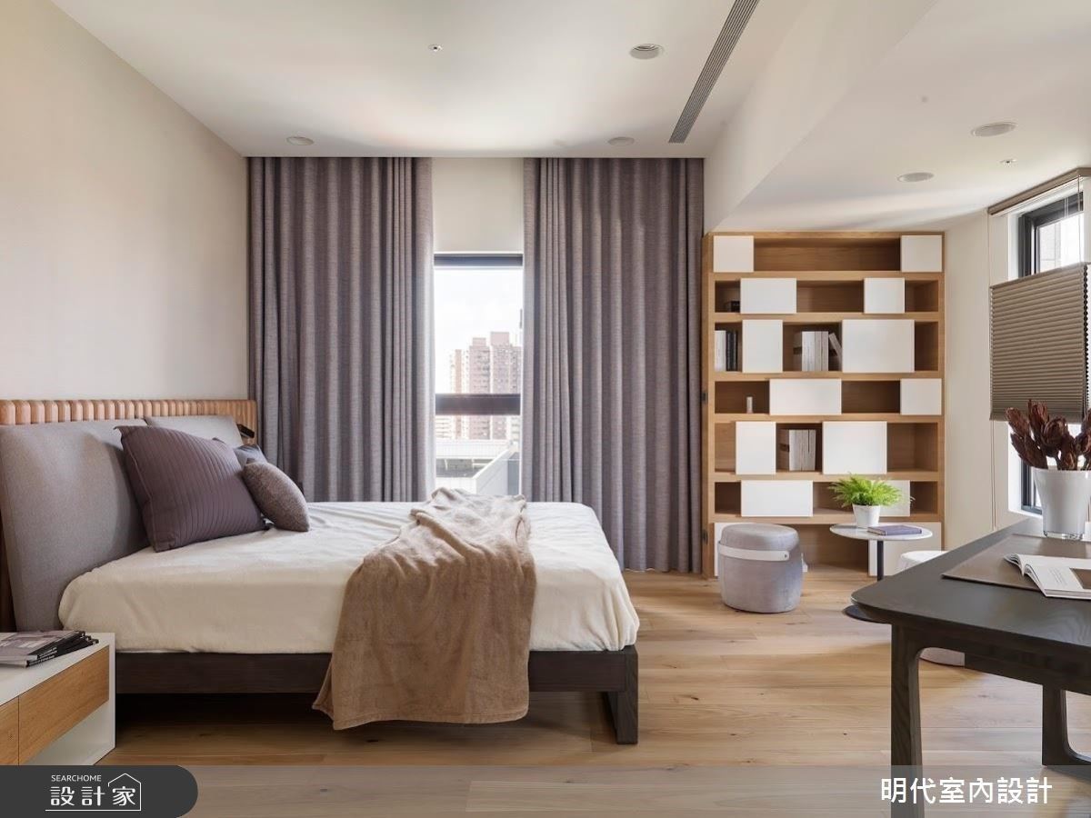 以溫潤木質與純淨白鋪敘全屋,穿過半落地窗灑進屋內的