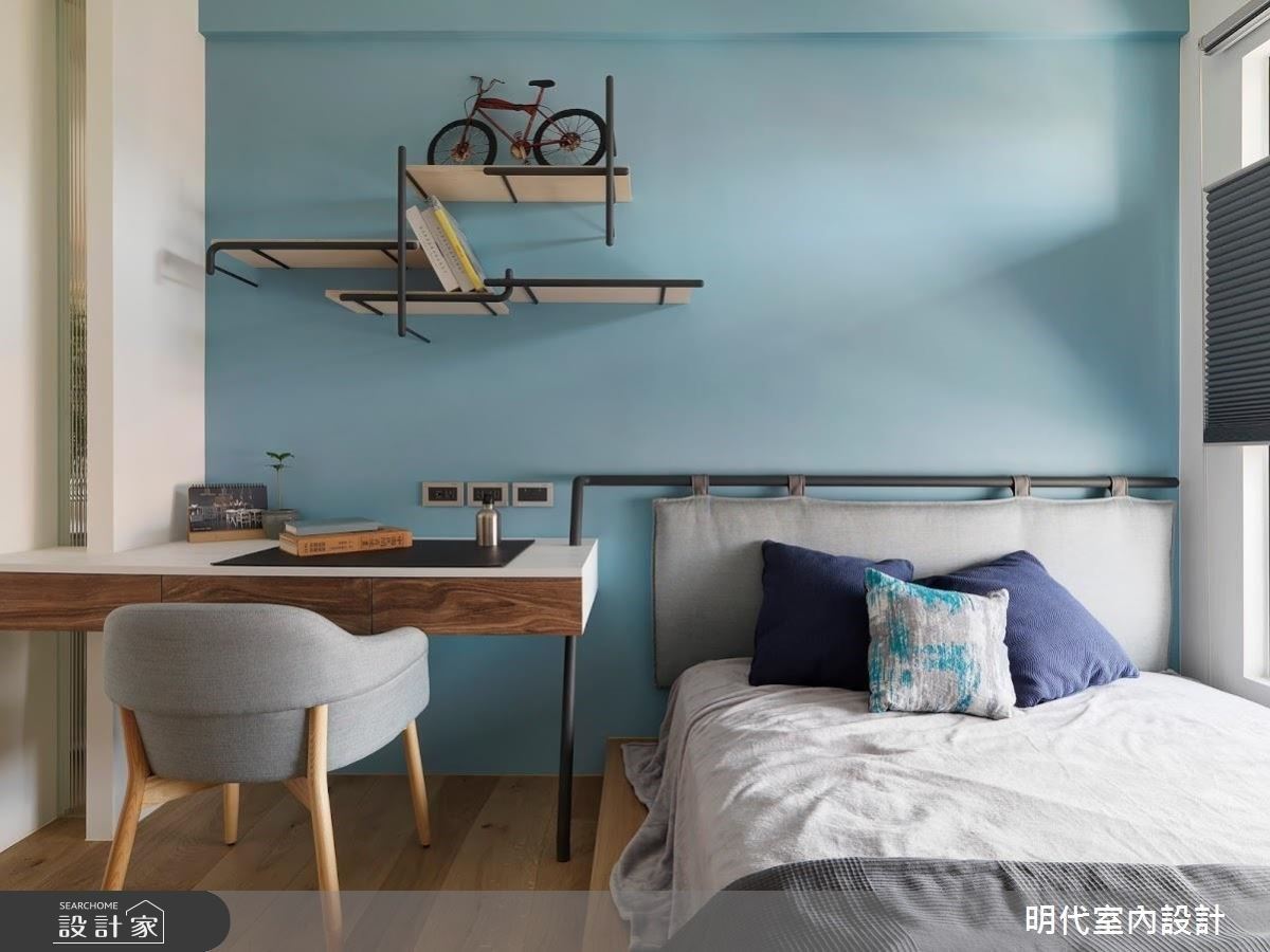 以溫潤木質與純淨白鋪敘全屋,穿過半落地窗灑進屋內的