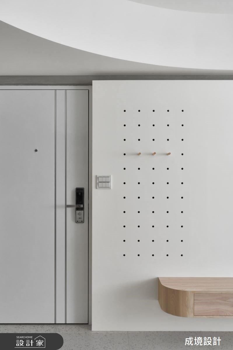 一對兄妹帶著一狗兩貓遷入新居。經過歲月流逝的35坪老