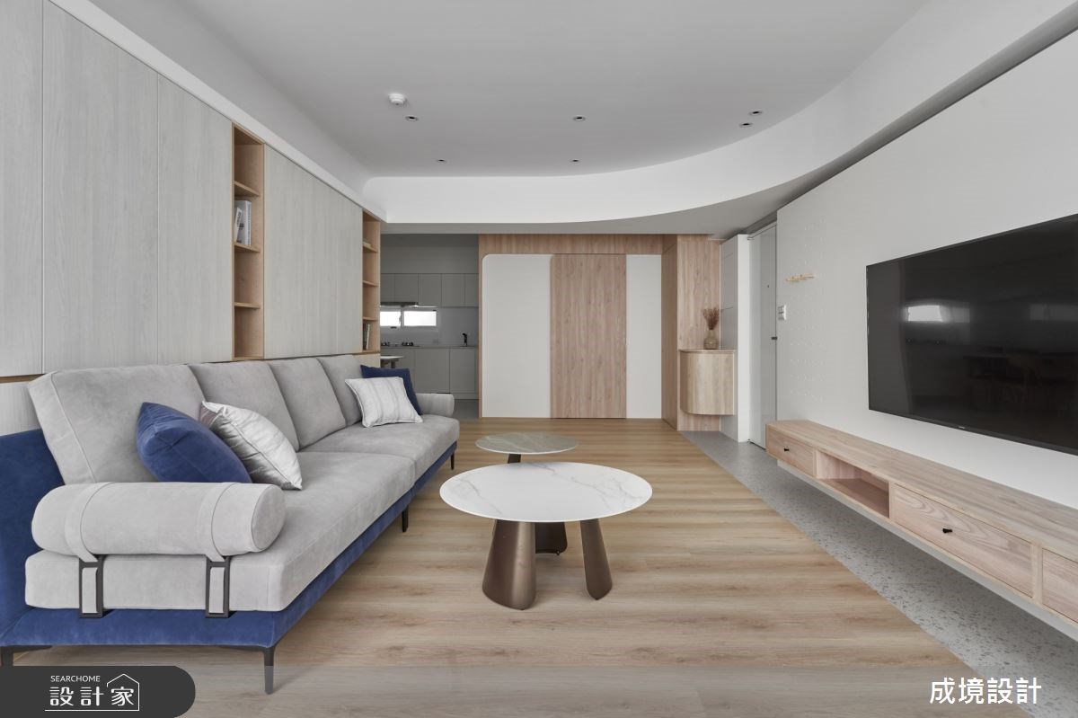 一對兄妹帶著一狗兩貓遷入新居。經過歲月流逝的35坪老