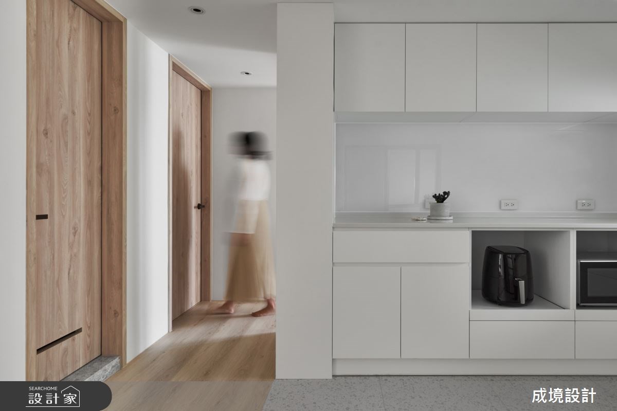 一對兄妹帶著一狗兩貓遷入新居。經過歲月流逝的35坪老