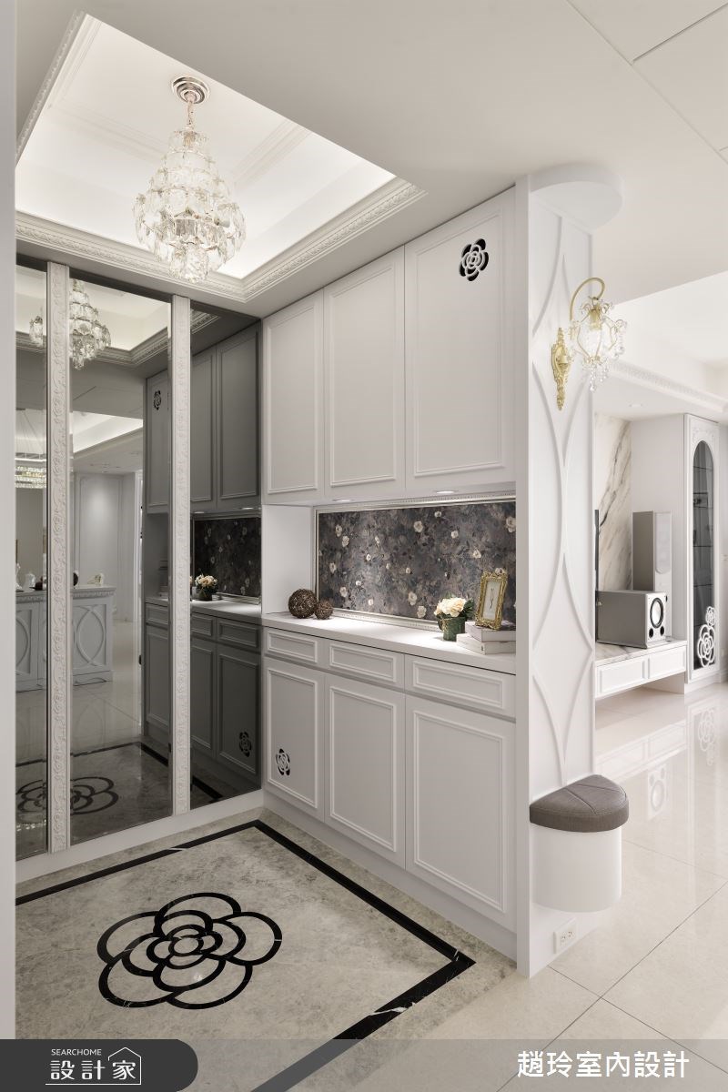 白手起家的屋主夫妻買下這間80坪大宅,卻各自喜歡新古