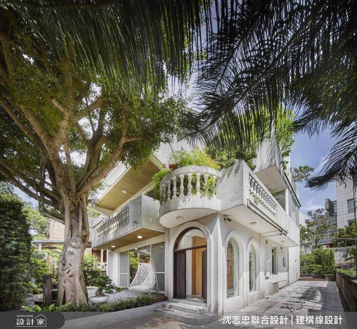 已有一段年歲的老屋建築,周圍環抱舒適的自然綠意,依