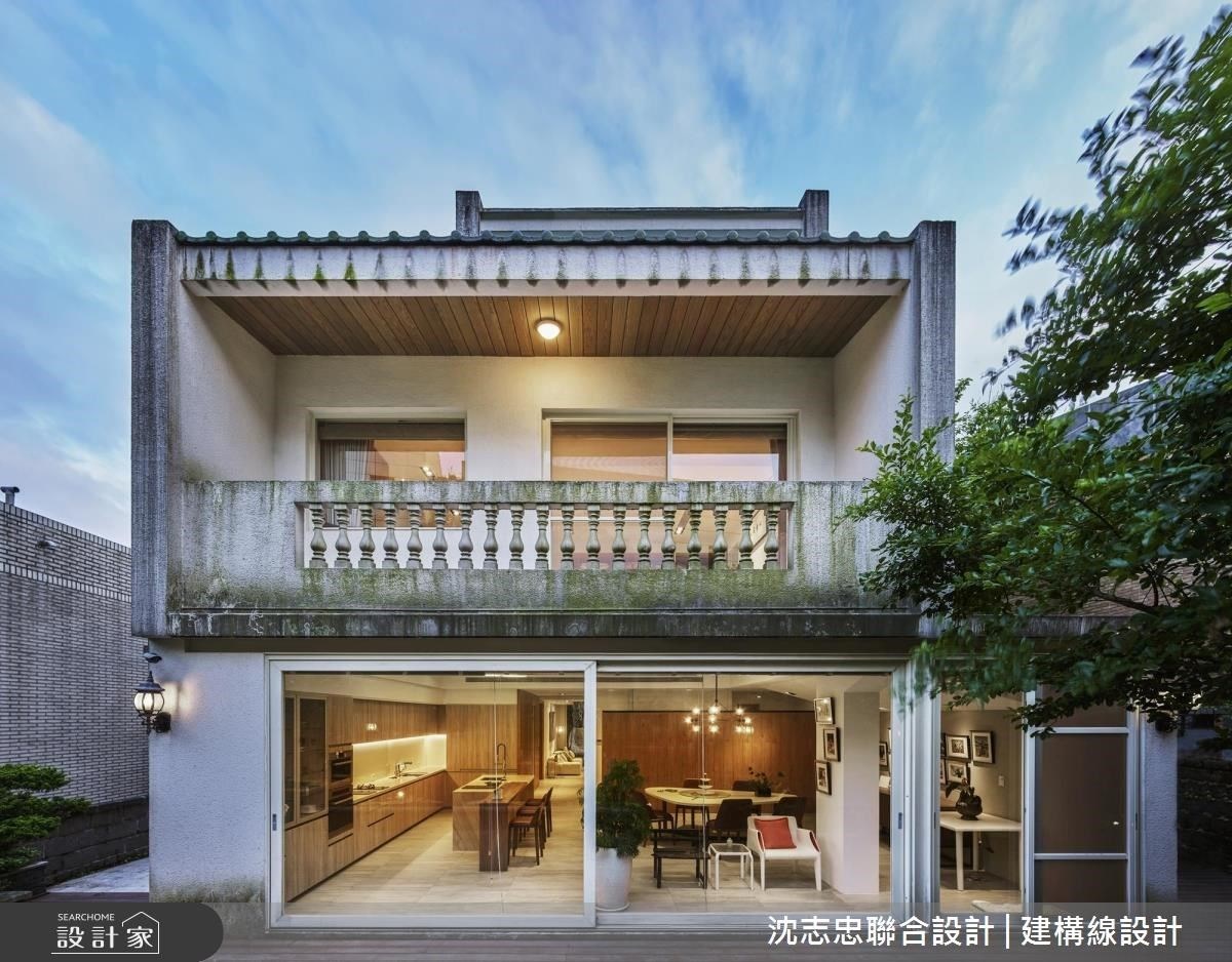 已有一段年歲的老屋建築,周圍環抱舒適的自然綠意,依