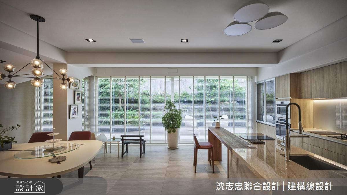 已有一段年歲的老屋建築,周圍環抱舒適的自然綠意,依