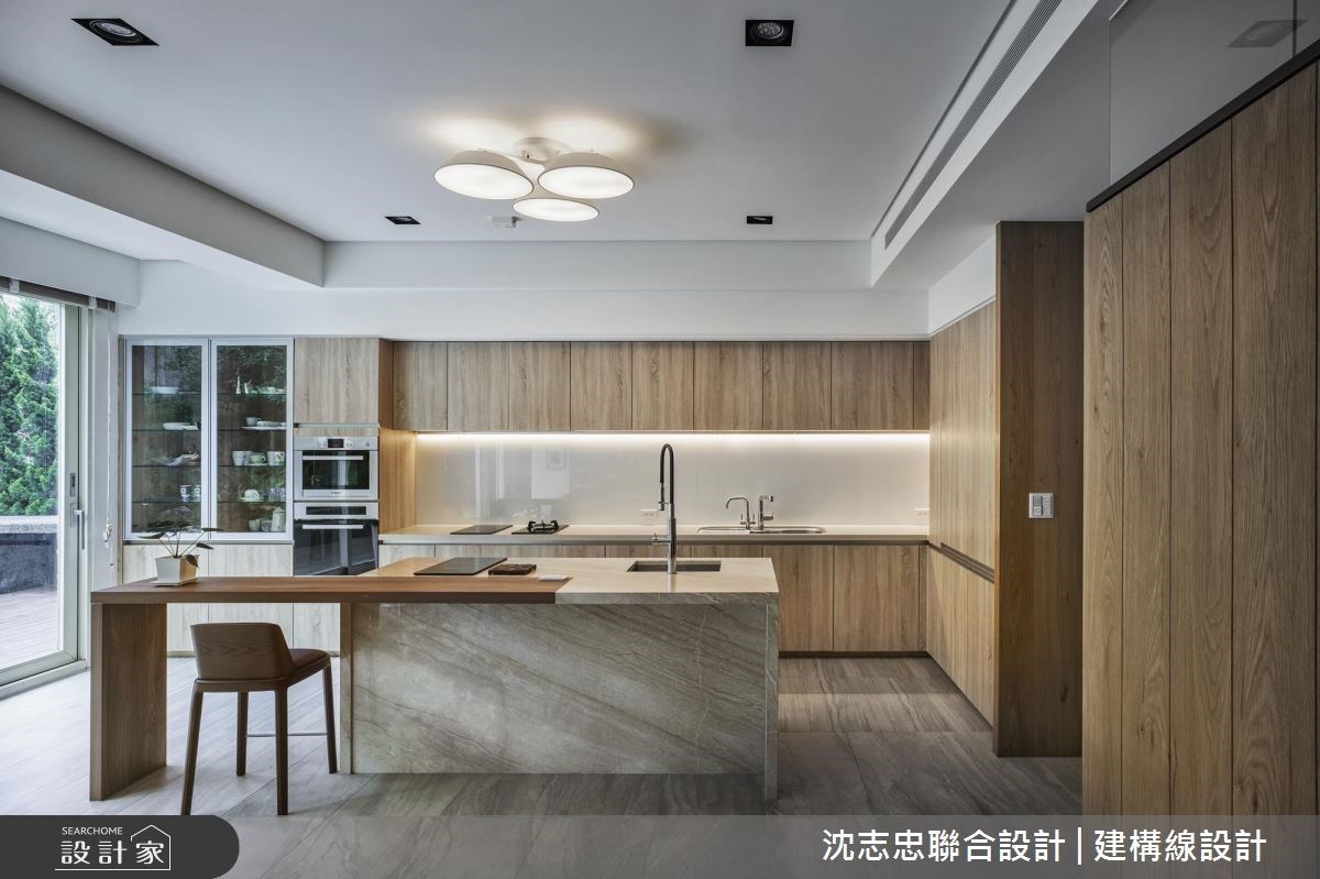 已有一段年歲的老屋建築,周圍環抱舒適的自然綠意,依