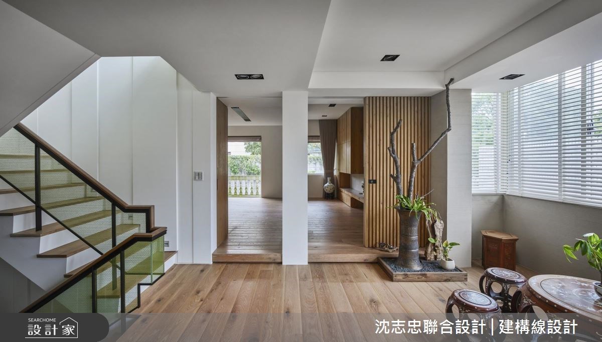 已有一段年歲的老屋建築,周圍環抱舒適的自然綠意,依