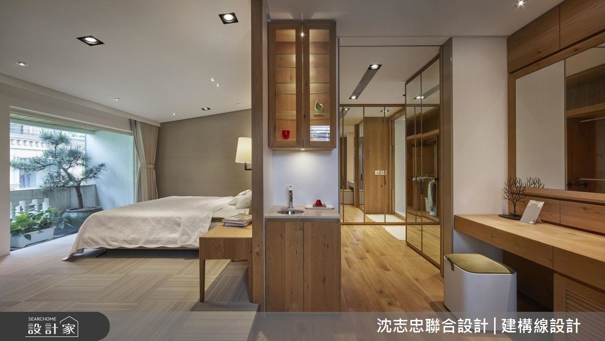 已有一段年歲的老屋建築,周圍環抱舒適的自然綠意,依