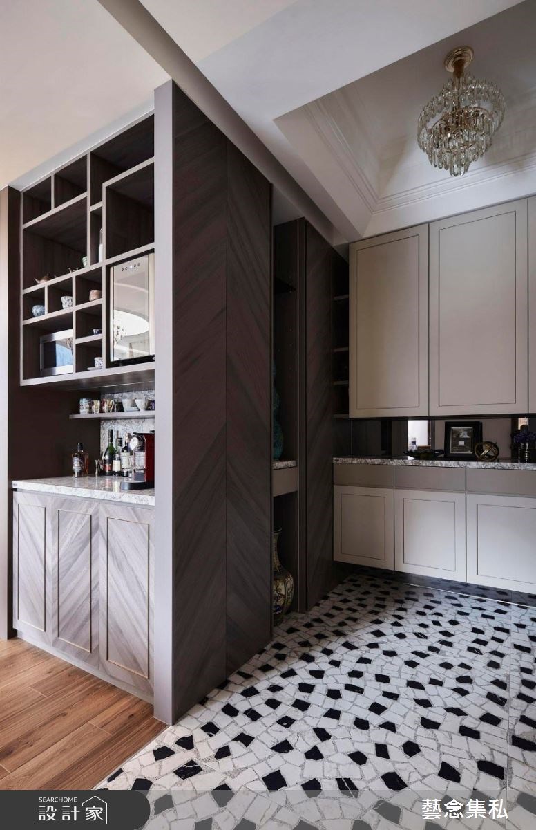 30 坪的基地空間有大面的弧形，設計師將邊間的劣勢化