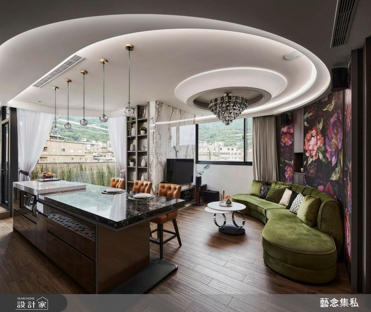 30 坪的基地空間有大面的弧形，設計師將邊間的劣勢化