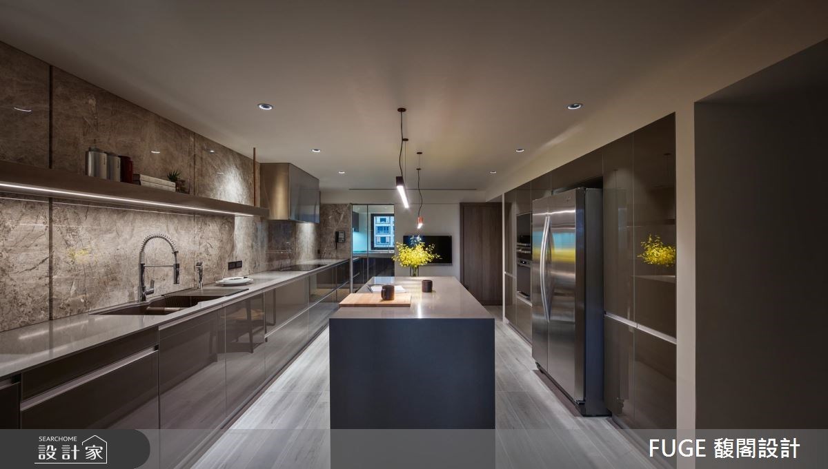 連通雙向廚房 >>看更多案例圖片 連通雙向廚房 >>看更多案例圖片