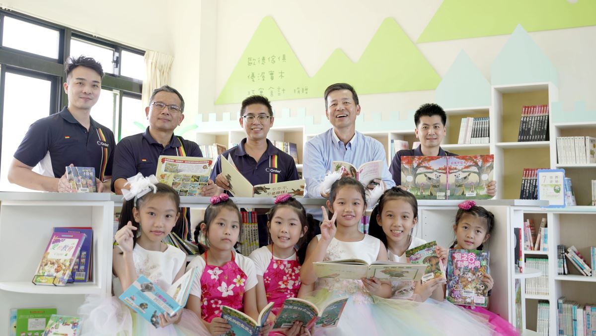 歐德集團陳國都董事長(後排右二)、江衍欣總經理(左二)與三所學校設計師團隊開心可以為橫山國小孩子打造幸福圖書室。 歐德集團陳國都董事長(後排右二)、江衍欣總經理(左二)與三所學校設計師團隊開心可以為橫山國小孩子打造幸福圖書室。