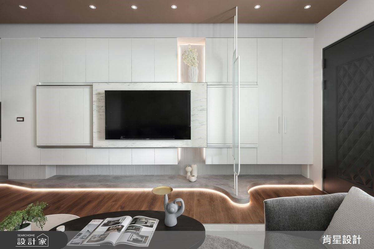 設計師利用巧思，將較為狹長的房型融合流線型線條及圓