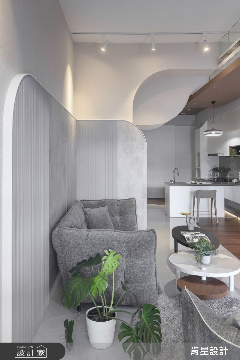 設計師利用巧思，將較為狹長的房型融合流線型線條及圓