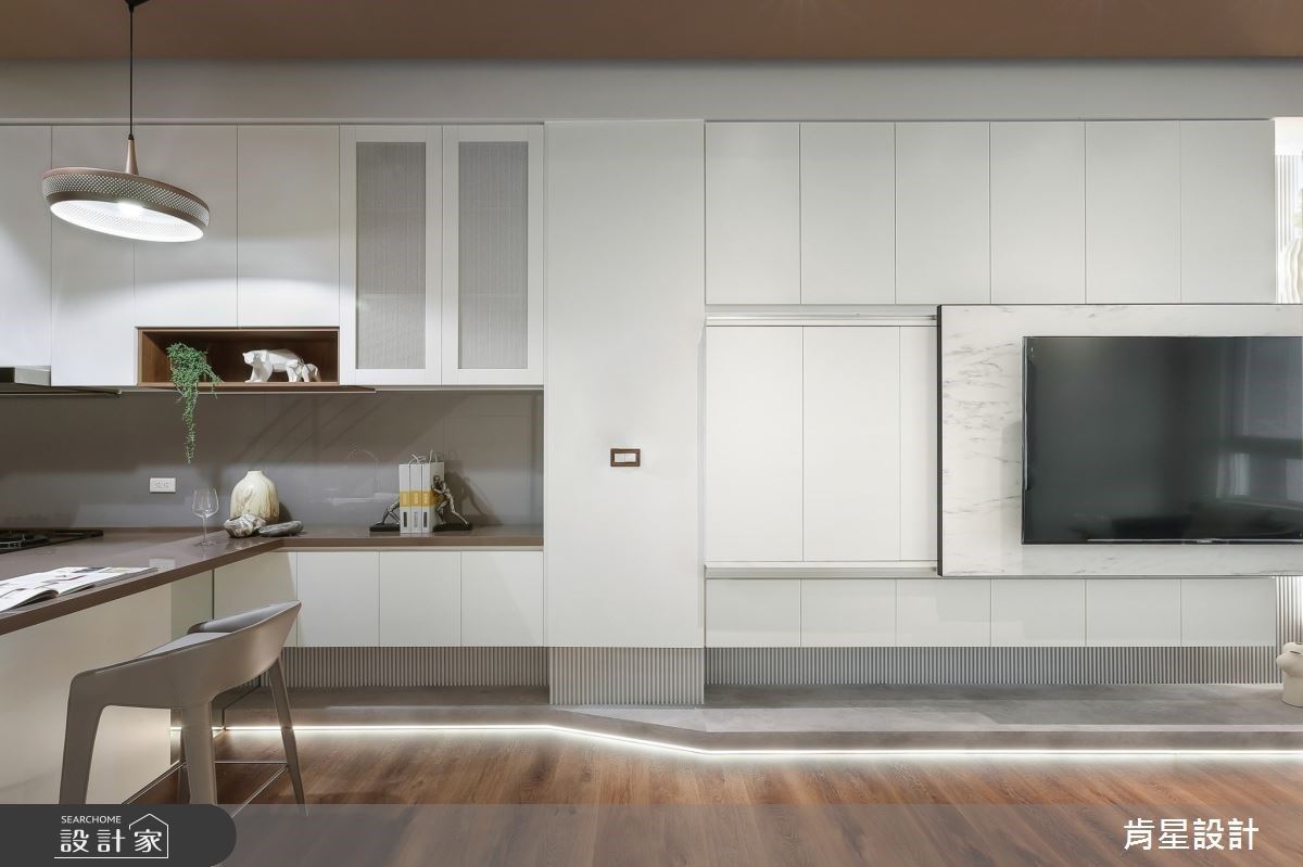 設計師利用巧思，將較為狹長的房型融合流線型線條及圓