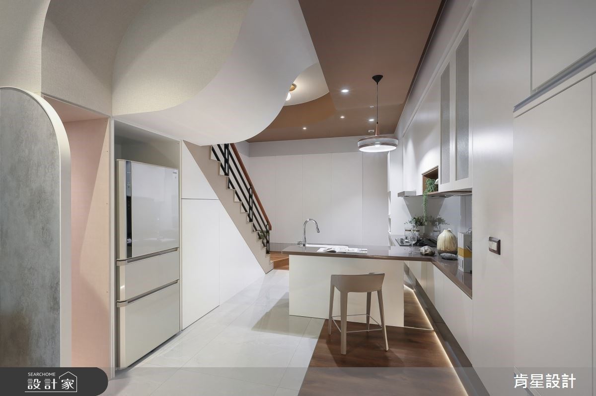 設計師利用巧思，將較為狹長的房型融合流線型線條及圓